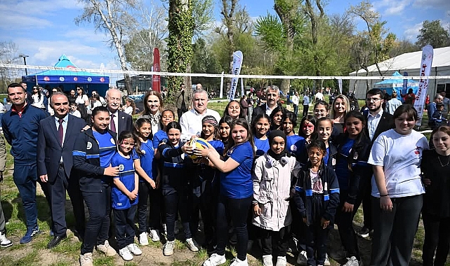 Edirne'ye 10 Yeni Halı Saha Müjdesi! Bakan Bak Gençlere Seslendi