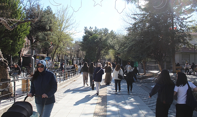 Güneşi Gören Dışarı Çıktı! İstasyon Caddesi Dolup Taştı