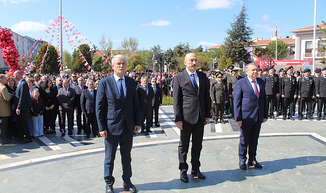 Kırklareli'nde 23 Nisan Coşkusu! Atatürk Anıtında Anlamlı Tören