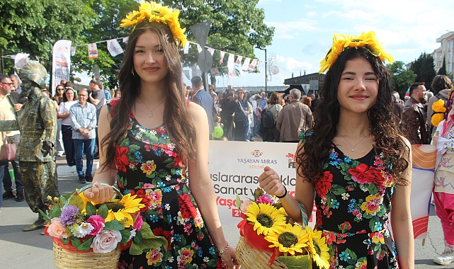 32. Kakava Festivali'nde Görsel Şölen: Kortej Yürüyüşü İzleyenleri Hayran Bıraktı