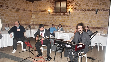 Kafe 288’de Sanat Dolu Gece! Caz Ezgileri Büyük Beğeni Topladı