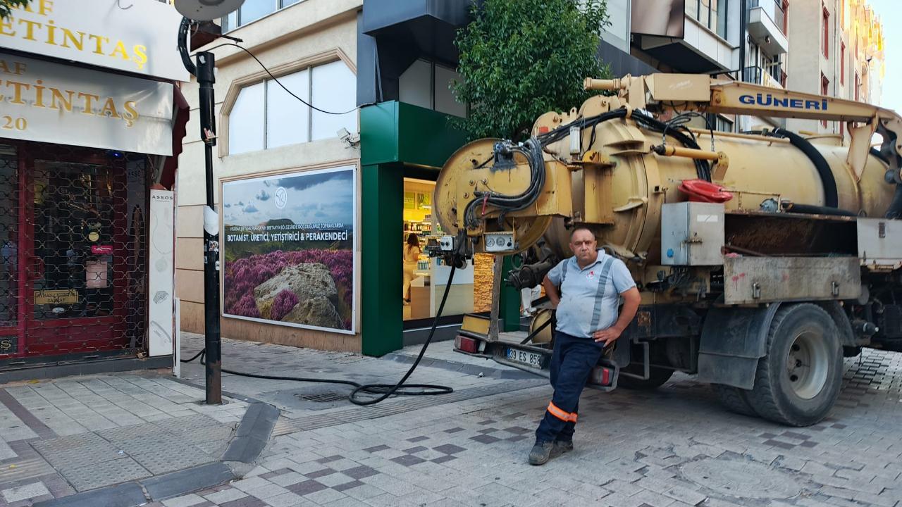 Cumhuriyet Caddesi'nde Kanalizasyon Hatları Temizlendi