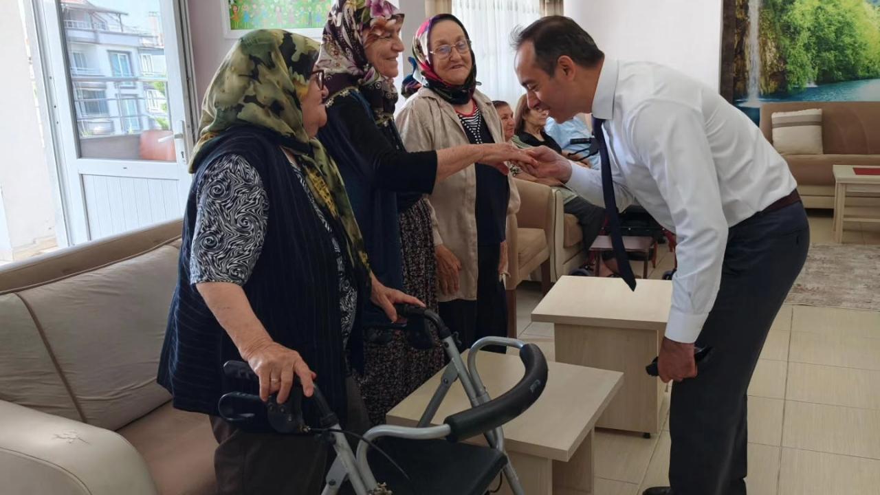 Kaymakam Yıldız Huzurevi Sakinleriyle Vedalaştı