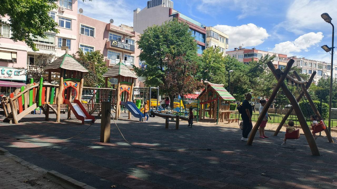 Minikler Hafta Sonunun Tadını Parklarda Çıkardı