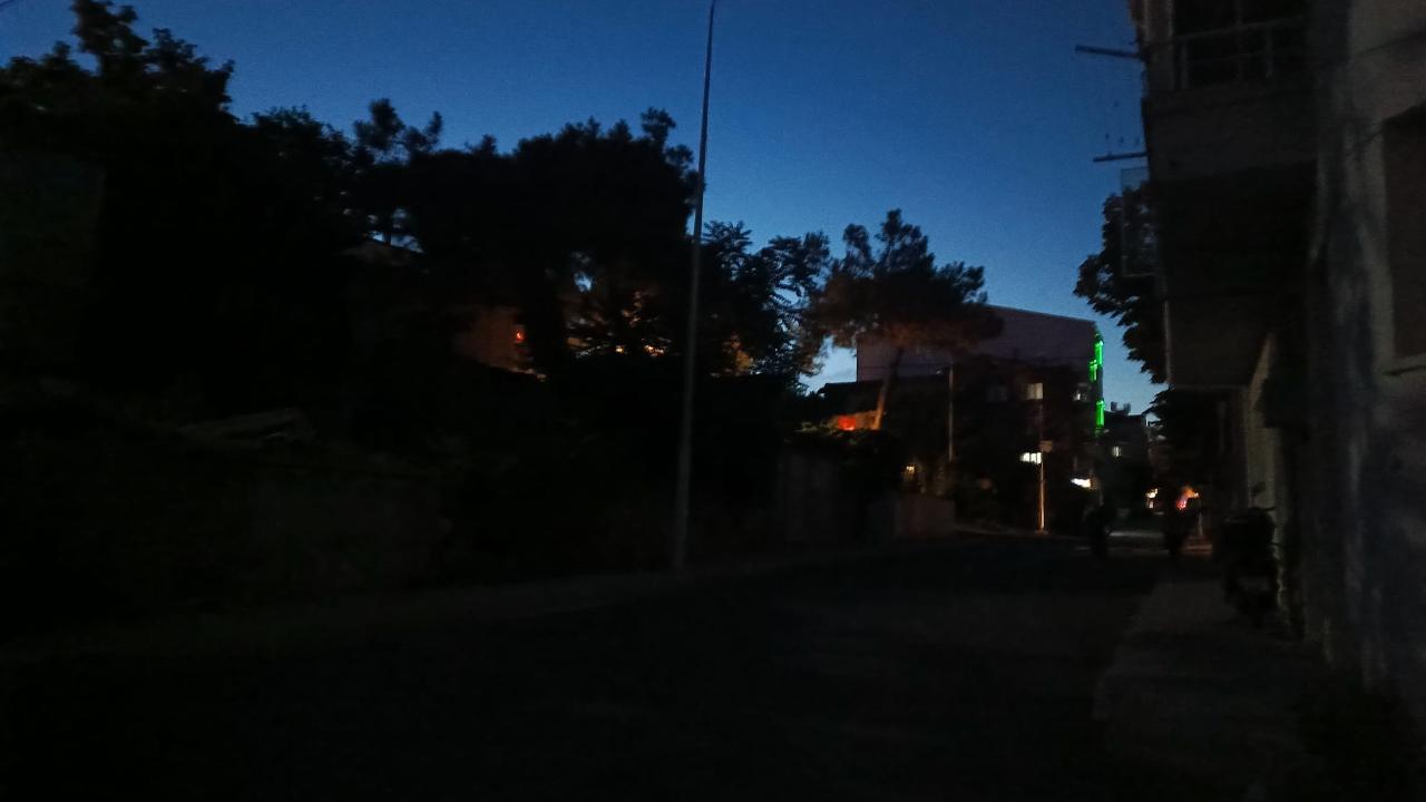 Sokak Lambaları Söndü, Mahalle Tedirgin Oldu