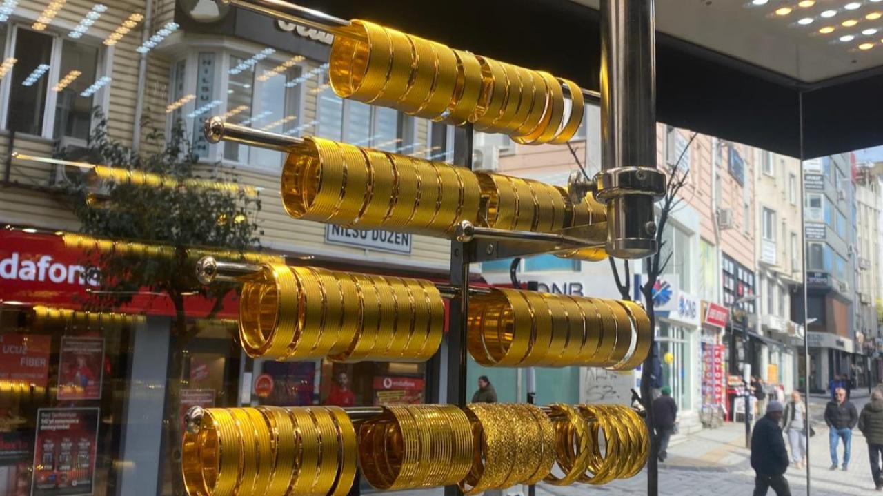 Altın Fiyatlarında Karışık Seyir: Çeyrek ve Cumhuriyet Altını Yükselirken Gram Altın Geriledi