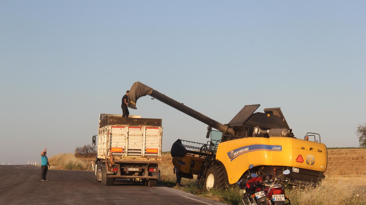 Kırklareli’nde Hasat Bereketi Tırlarla Taşınıyor