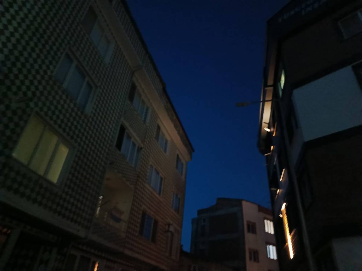 Sokak Lambaları Söndü, Mahalle Tedirgin Oldu