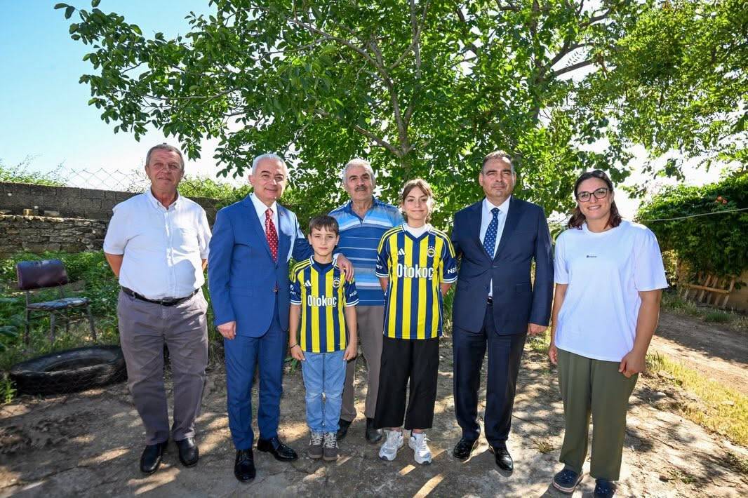 Kırklareli’nde Çocuklara Sürpriz Forma Hediyesi