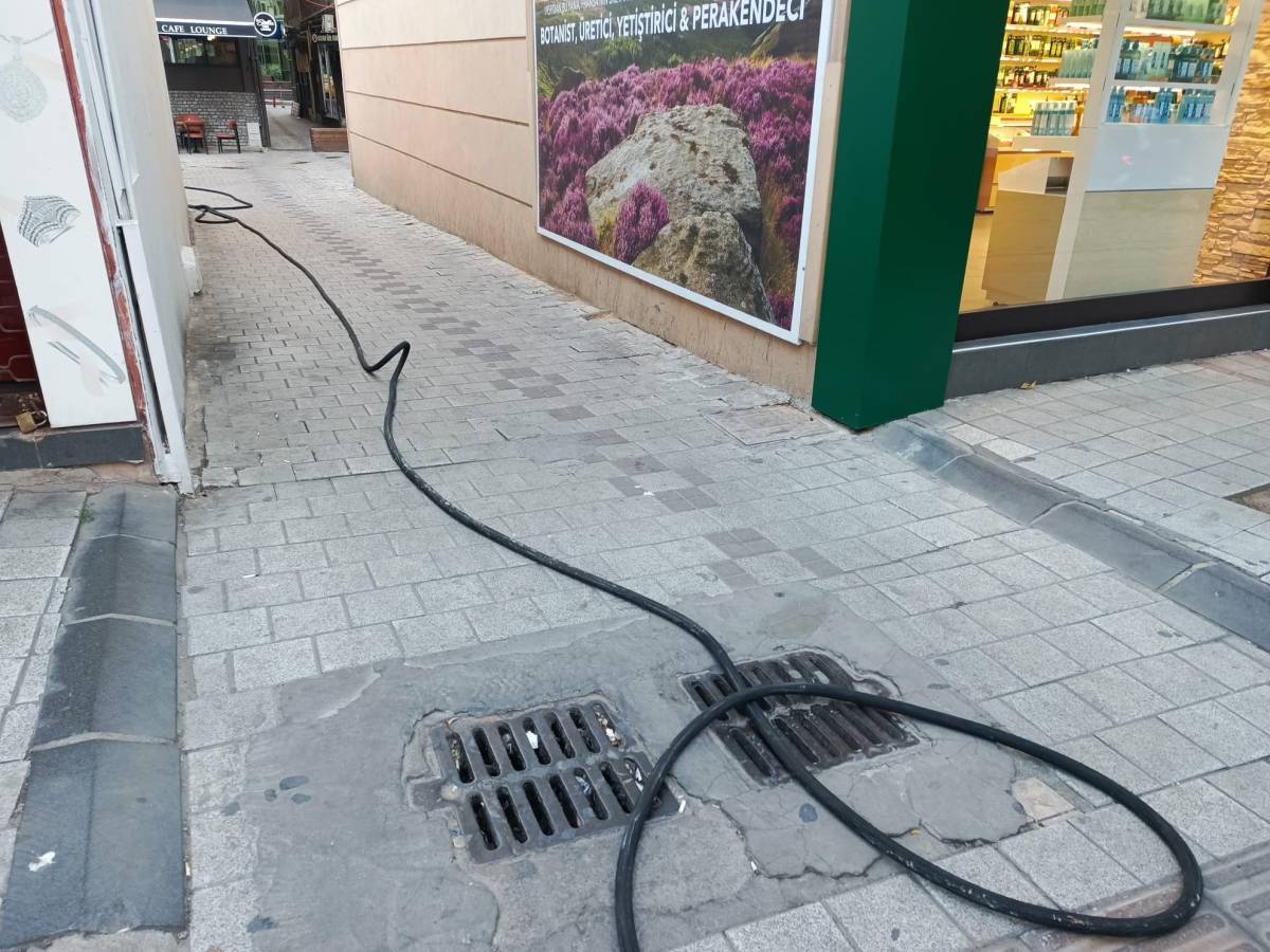 Cumhuriyet Caddesi'nde Kanalizasyon Hatları Temizlendi