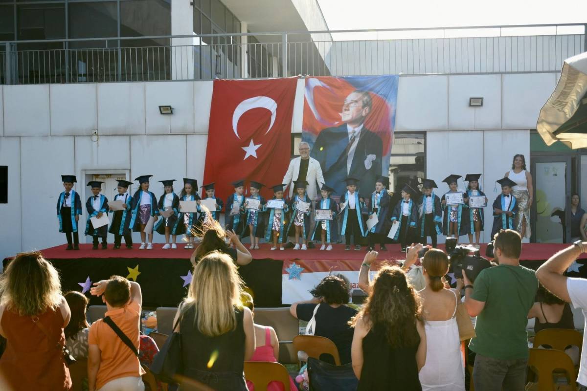 Lüleburgaz’da Minik Öğrenciler Mezuniyet Sevinci Yaşadı