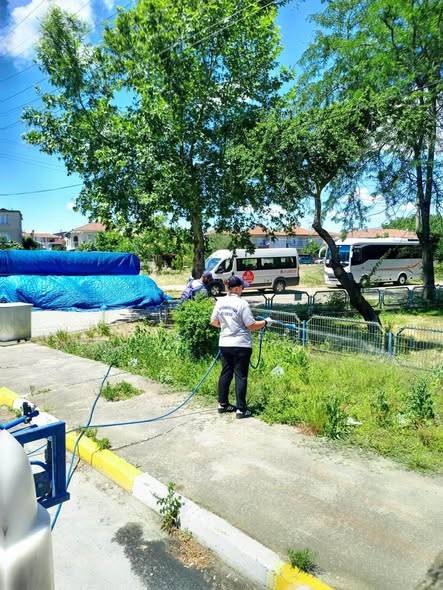 Büyükkarıştıran'da Temizlik ve İlaçlama Çalışmaları Aralıksız Sürüyor